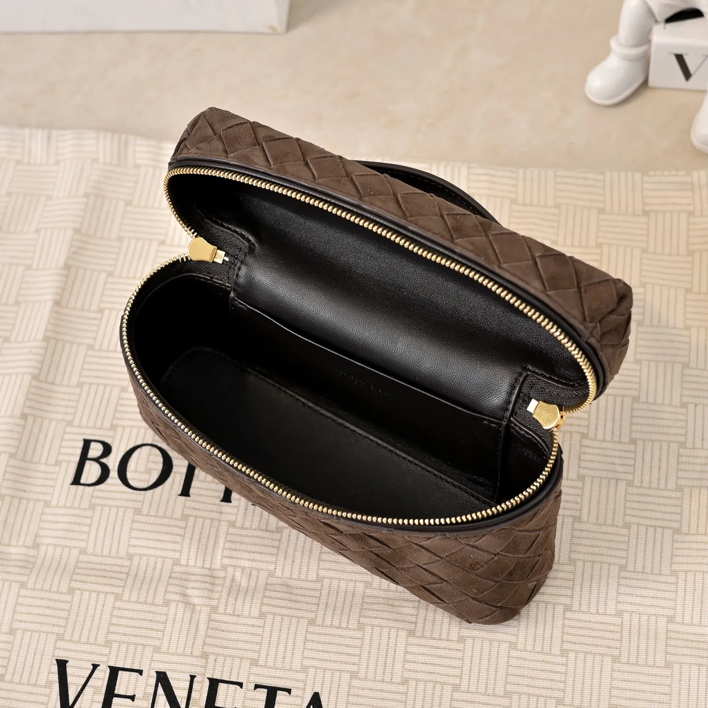 Batch 1360 #BV new Vanity Case suede cosmetic bag 🎈 is a super practical and stylish box cosmetic bag [Fireworks], using the brand's most classic cowhide weaving, with two-way zipper opening and closing, the overall style is retro and elegant, the top handle can be adjusted at will, the hand-held elegant temperament, cross-body casual and casual, unlocking various concave shape scenes 🎬 Model: 9109 Size: 22x12.5x5